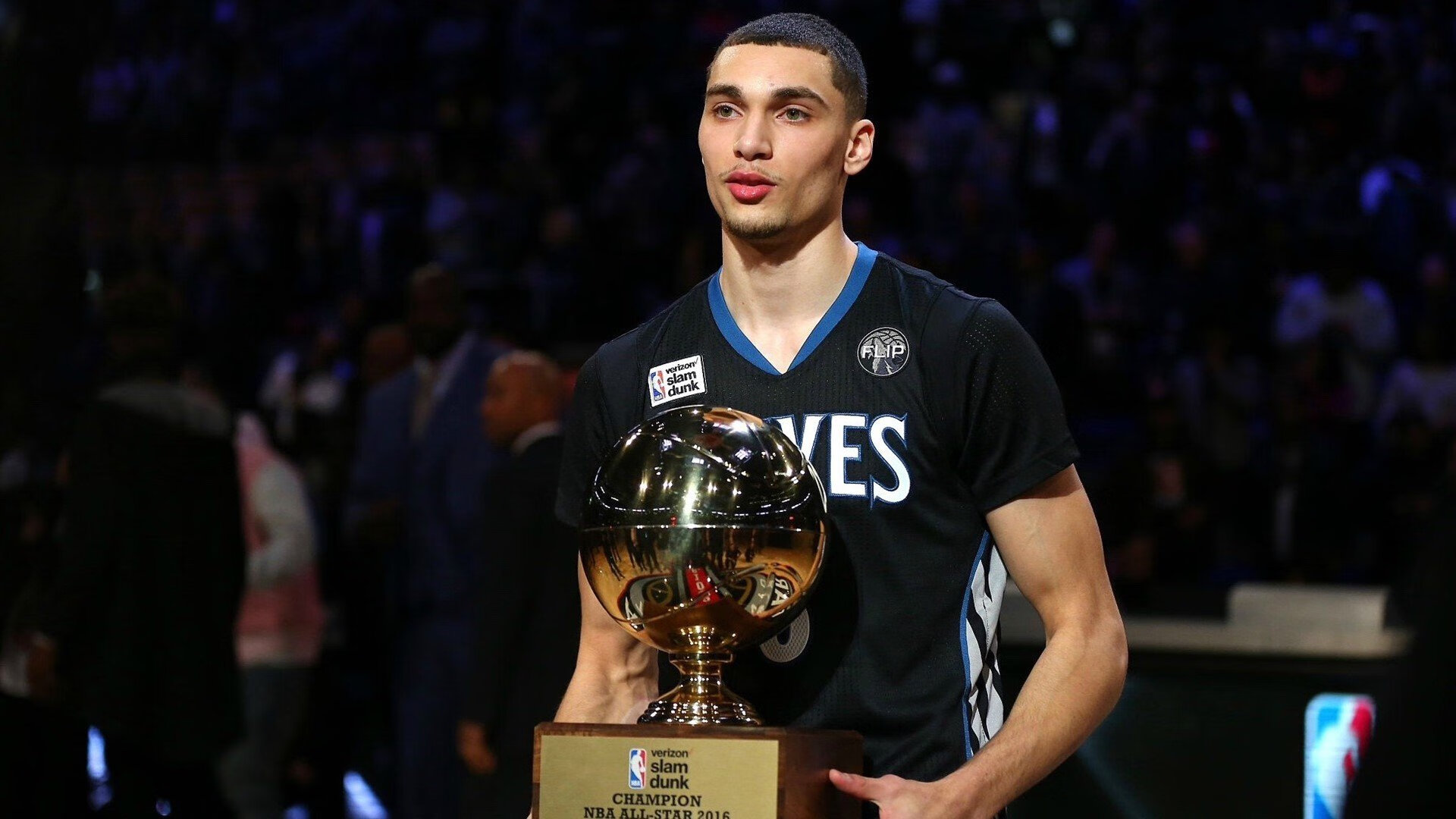 在季后赛关键战中，库里攻防两端表现俱佳，砍下35分并抢下5个抢断！